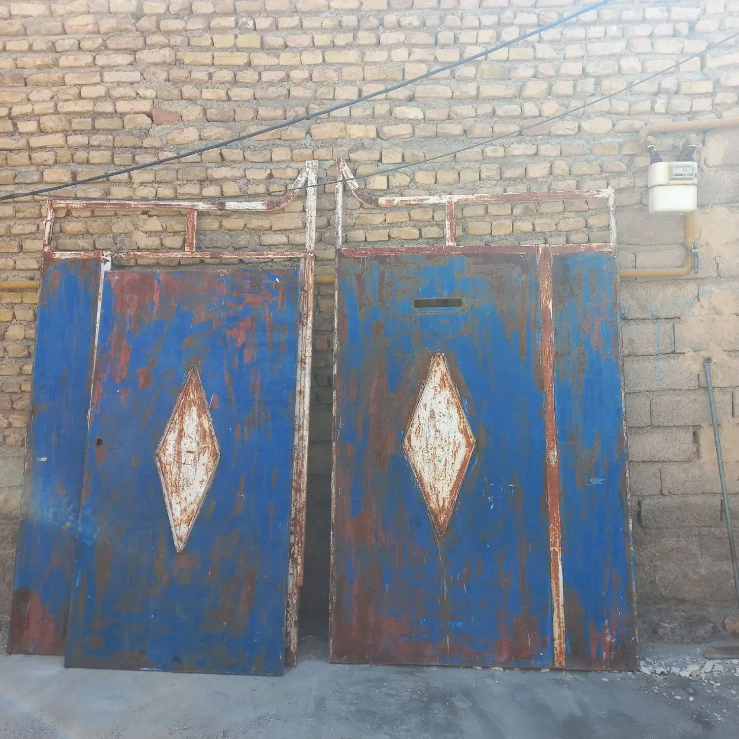 در حیاط|مصالح و تجهیزات ساختمان|هلیلان, |دیوار