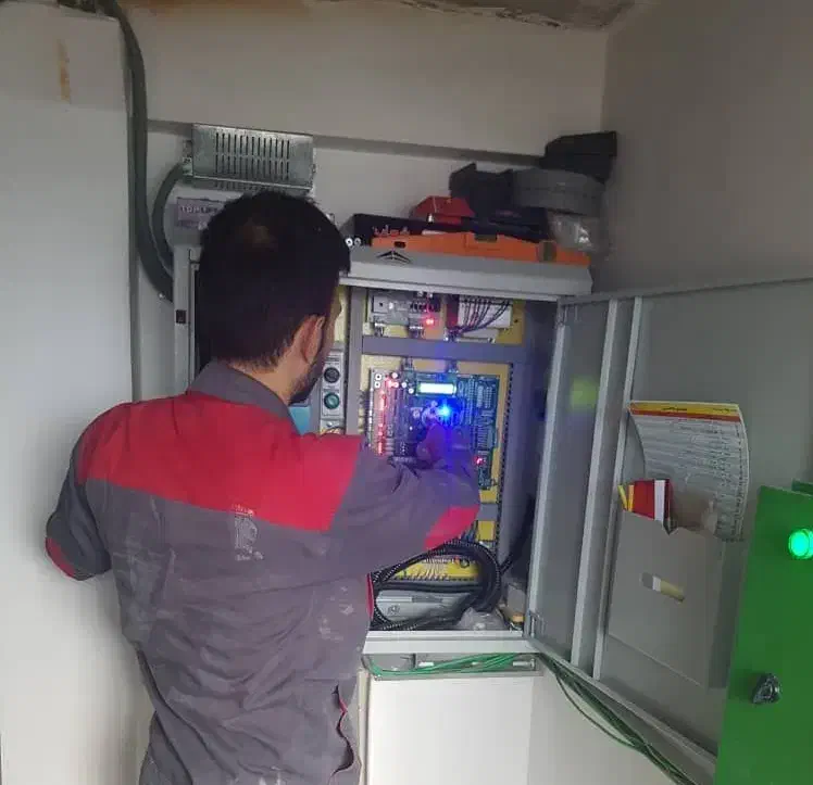 برقکاری.رفع اتصالی.نصب لوستر، آیفون صوتی و تصویری|خدمات پیشه و مهارت|مشهد, عبادی|دیوار