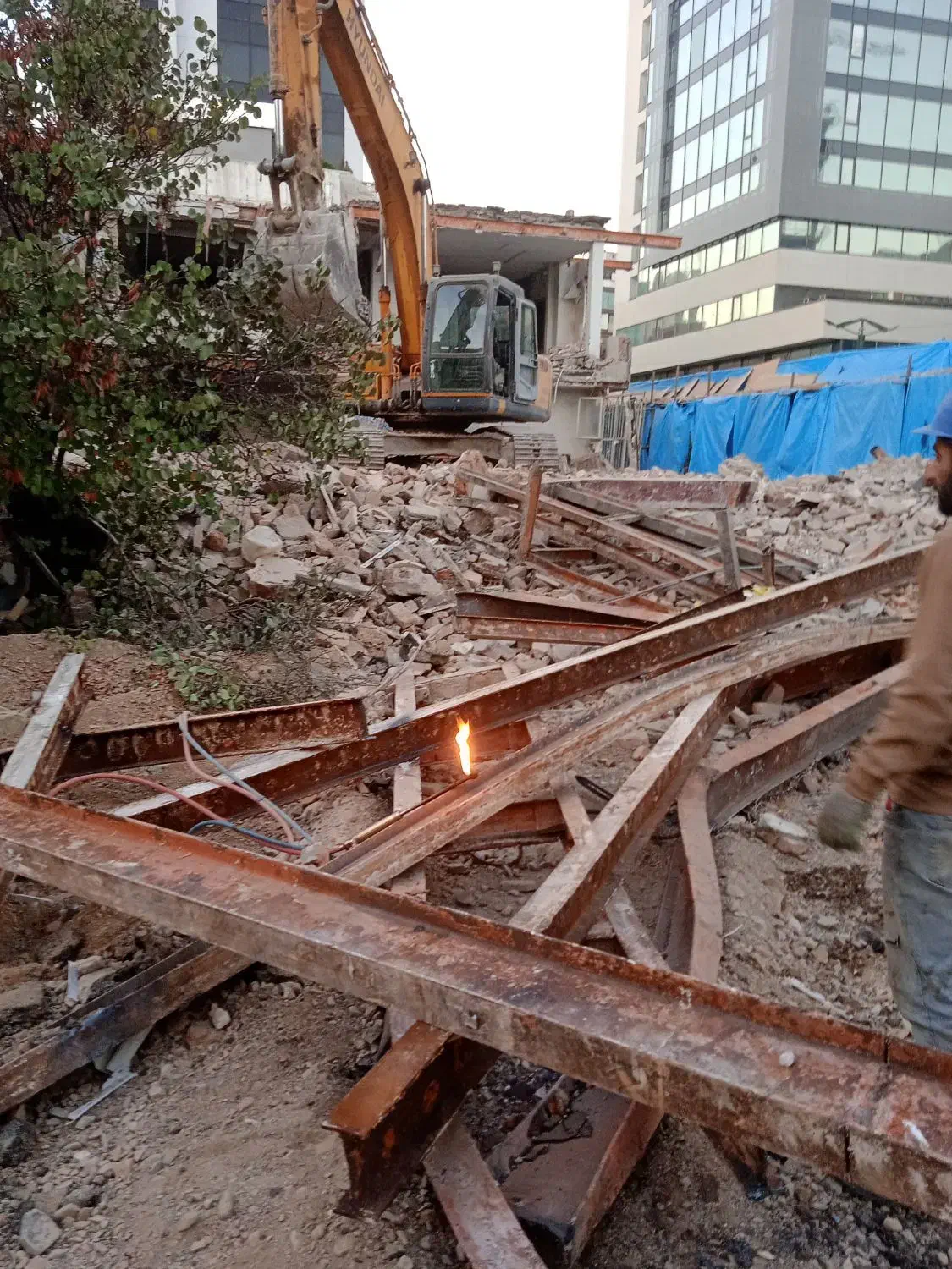 تخریب ساختمان وخاکبرداری بازسازی تعمیرات وتغییرات|خدمات پیشه و مهارت|تهران, ونک|دیوار