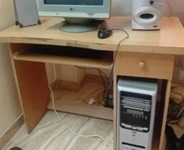 میز کامپیوتر قدیمی ولی سالم|میز تحریر و کامپیوتر|شهرضا, |دیوار