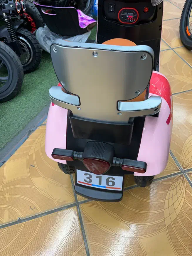 موتورشارژی وسپای دورنگ|اسباب‌‌بازی|قم, کیوانفر|دیوار