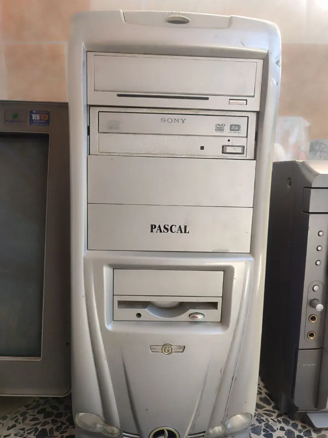 کامپیوتر سالم مانیتور،زیرقیمت|رایانه رومیزی|بروجن, |دیوار