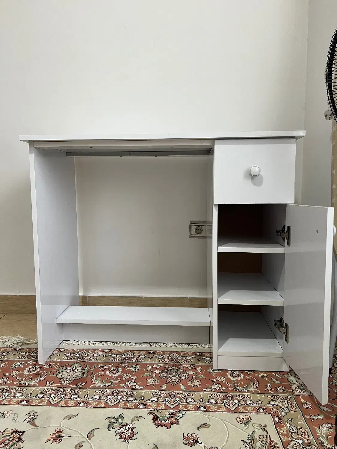 میز مناسب ناخنکاری|آرایشگاه و سالنهای زیبایی|رشت, نیروی دریایی|دیوار