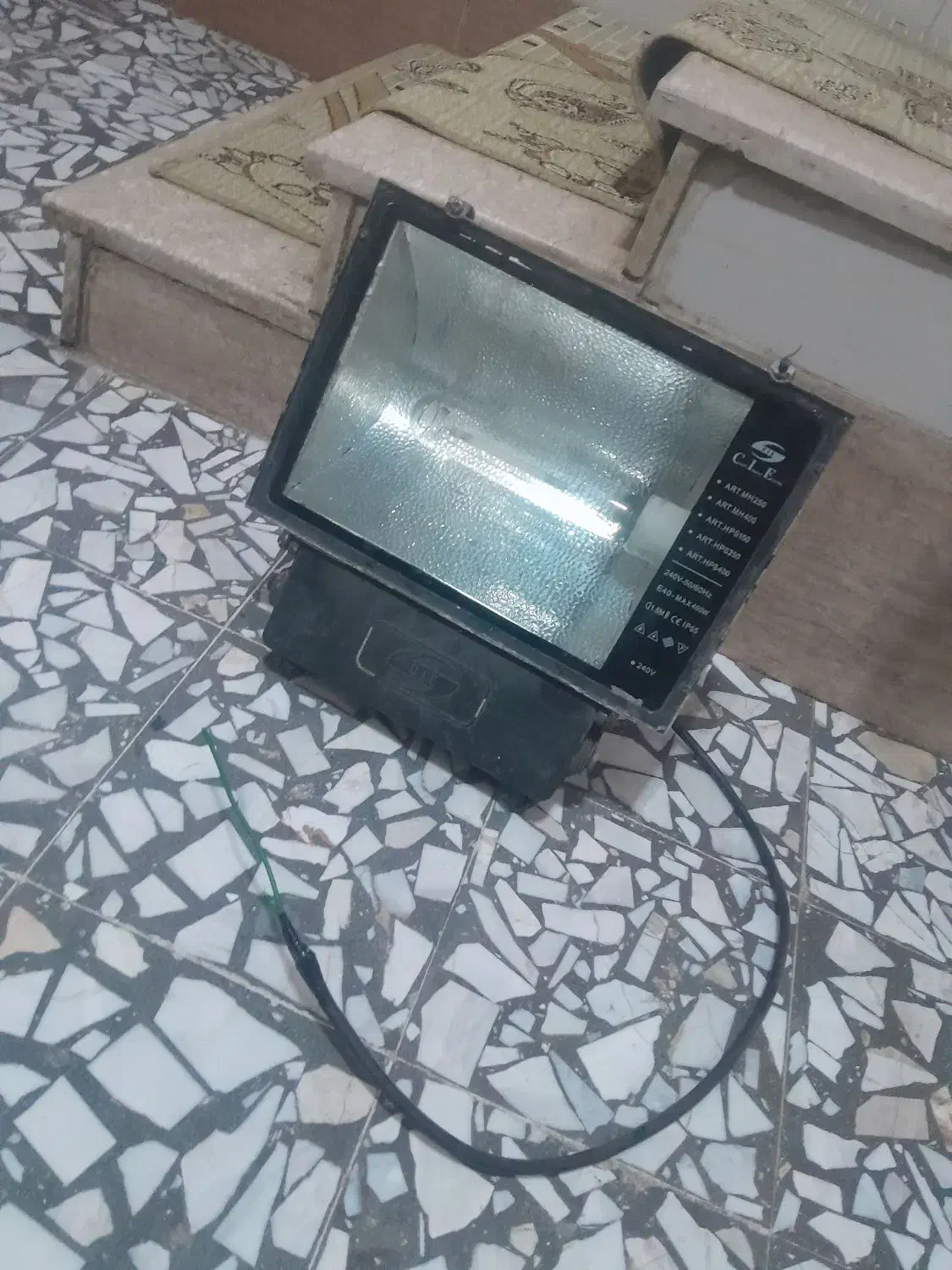 نورافکن افکن پر قدرت و پر نور ترانس دار|لامپ و چراغ|رشت, کوی امام رضا|دیوار