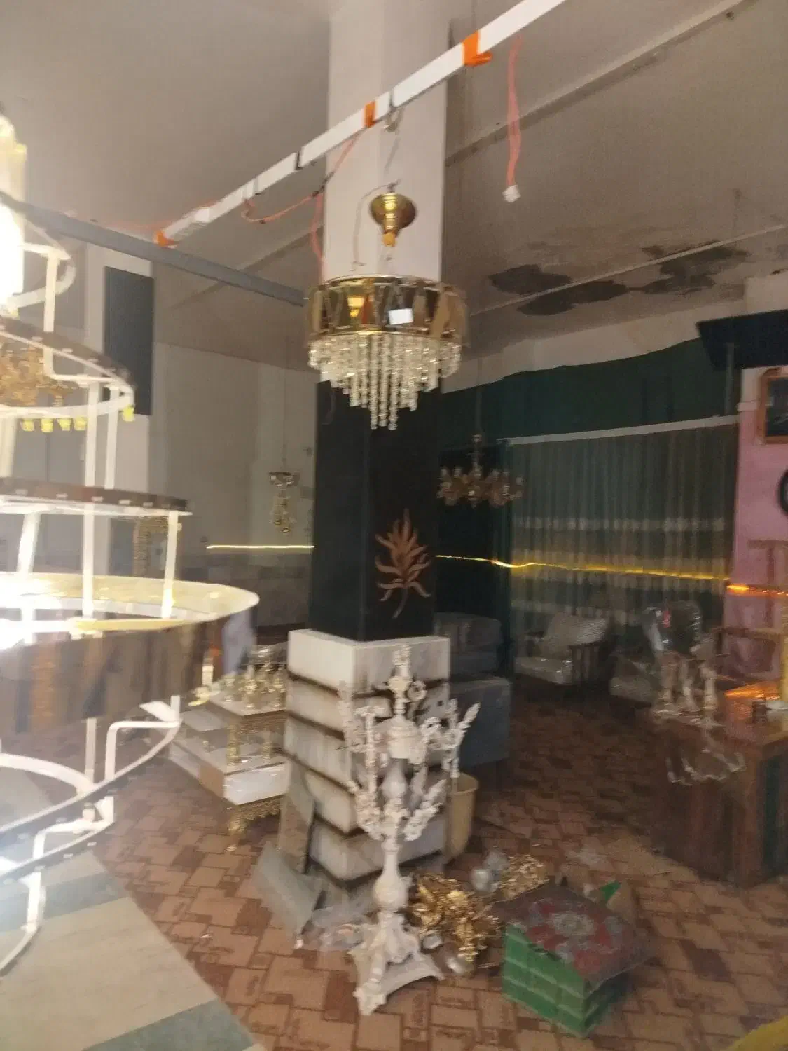 لوستر وآبنه قدی وپایه برنزی|لوستر و چراغ آویز|خاش, |دیوار