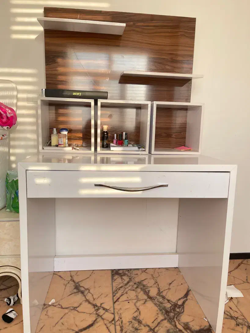 میز مطالعه و کتابخونهی تمیز و خوشساخت برای فروش|میز تحریر و کامپیوتر|دوگنبدان, |دیوار