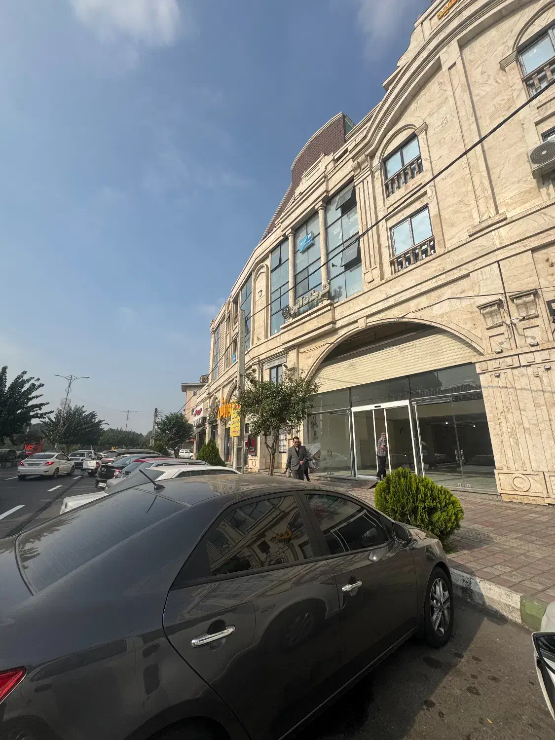 اجاره مغازه ۲۷۰ متری/ بر اصلی ضیابری دو /تخلیه|اجارهٔ مغازه و غرفه|رشت, چمارسرا|دیوار