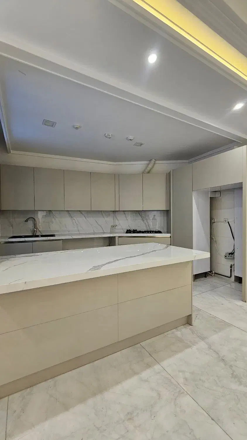 نیاوران ۱۳۵ متر مدرن با چشم انداز جنگلی