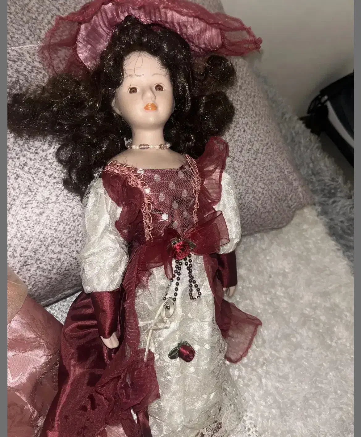 عروسک پرنسس انگلیسی سرامیکی انتیک هدیه از لندن|کلکسیون اشیاء عتیقه|رشت, نیکمرام|دیوار