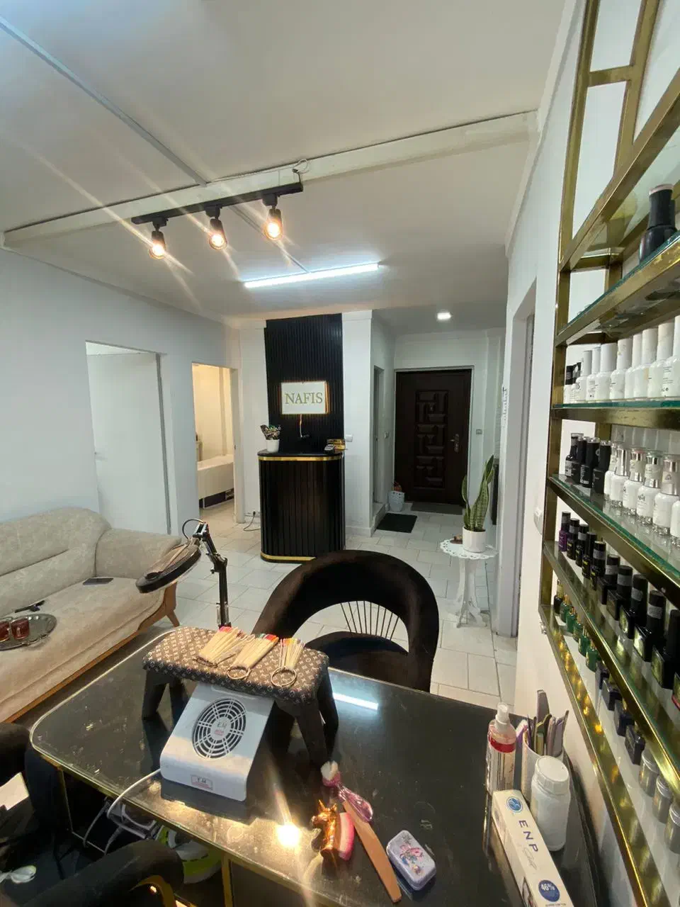 اجاره تخت مژه ، میز ناخن ، صندلی میکاپ و شینیون|اجارهٔ دفتر کار، اتاق اداری، مطب|نوشهر, |دیوار