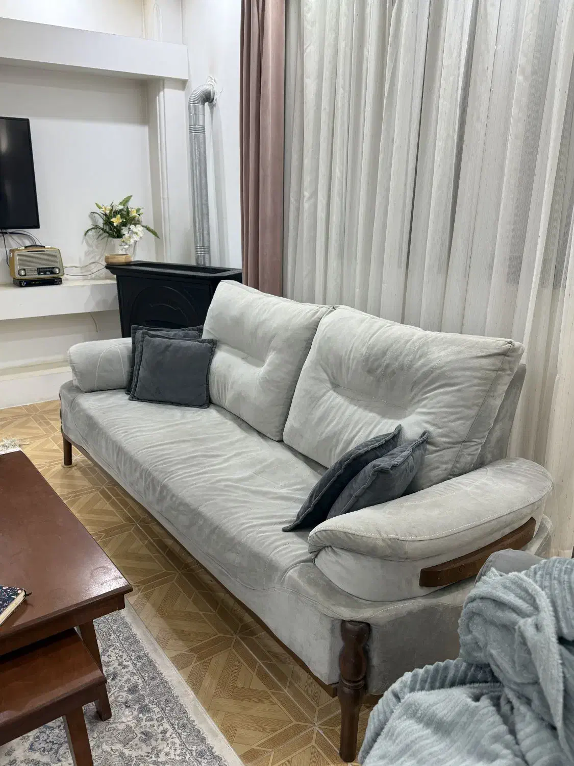 مبل راحتی همراه ۴تاصندلی ۲۰/۰۰۰/۰۰۰تومان|مبلمان خانگی و میز عسلی|لنگرود, |دیوار