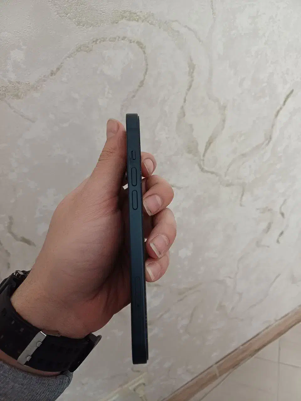 Iphone13|موبایل|میانه, |دیوار