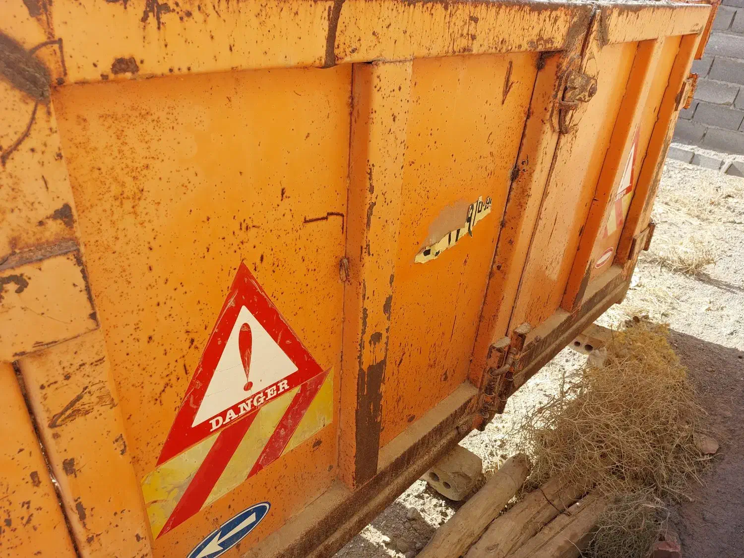 در اتاق عقب کمپرسی تک|قطعات یدکی و لوازم جانبی|تربت جام, شهید مدرس|دیوار