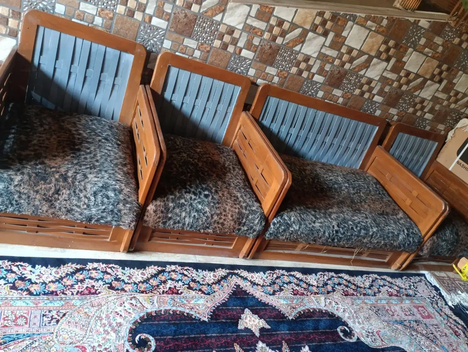 فرش 1در 1وتیم ومبل 5نفره چوب نیاز به تعمیر|فرش|قائمشهر, |دیوار