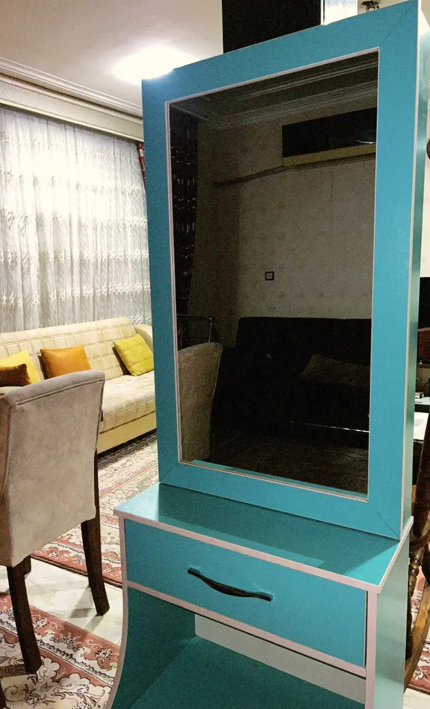 میز آرایش|آینه|ساری, |دیوار