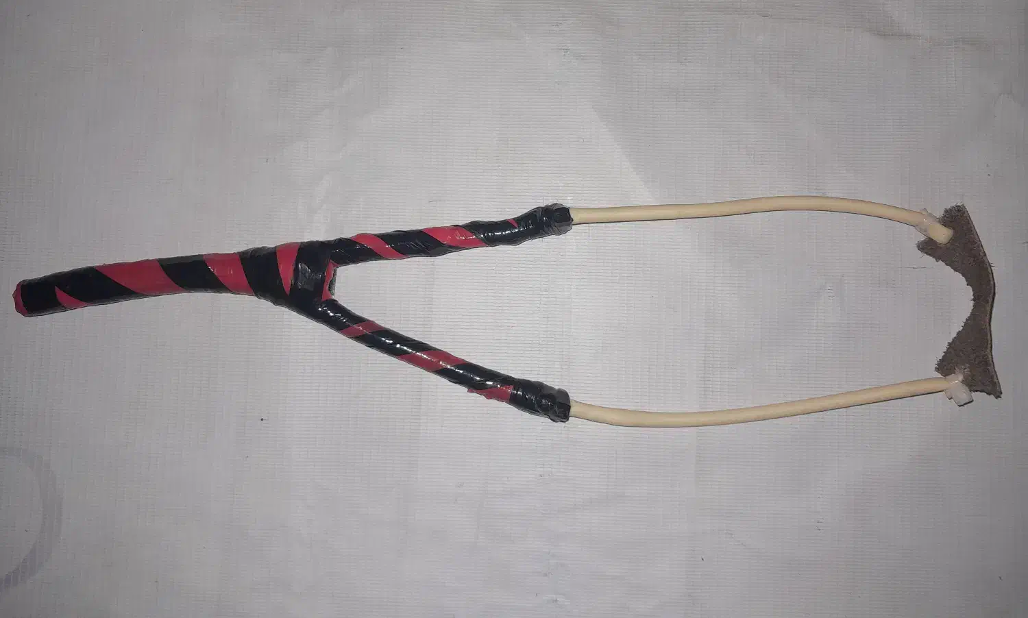 تیروکمان چوبی و ساچمه آهنی موجود است|تجهیزات ورزشی|شیراز, سعدیه شمالی|دیوار