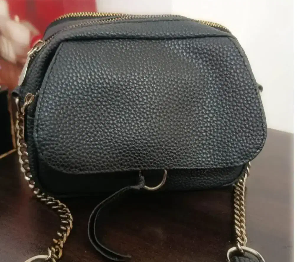 کیف دوشی|کیف، کفش، کمربند|رشت, فلسطین|دیوار