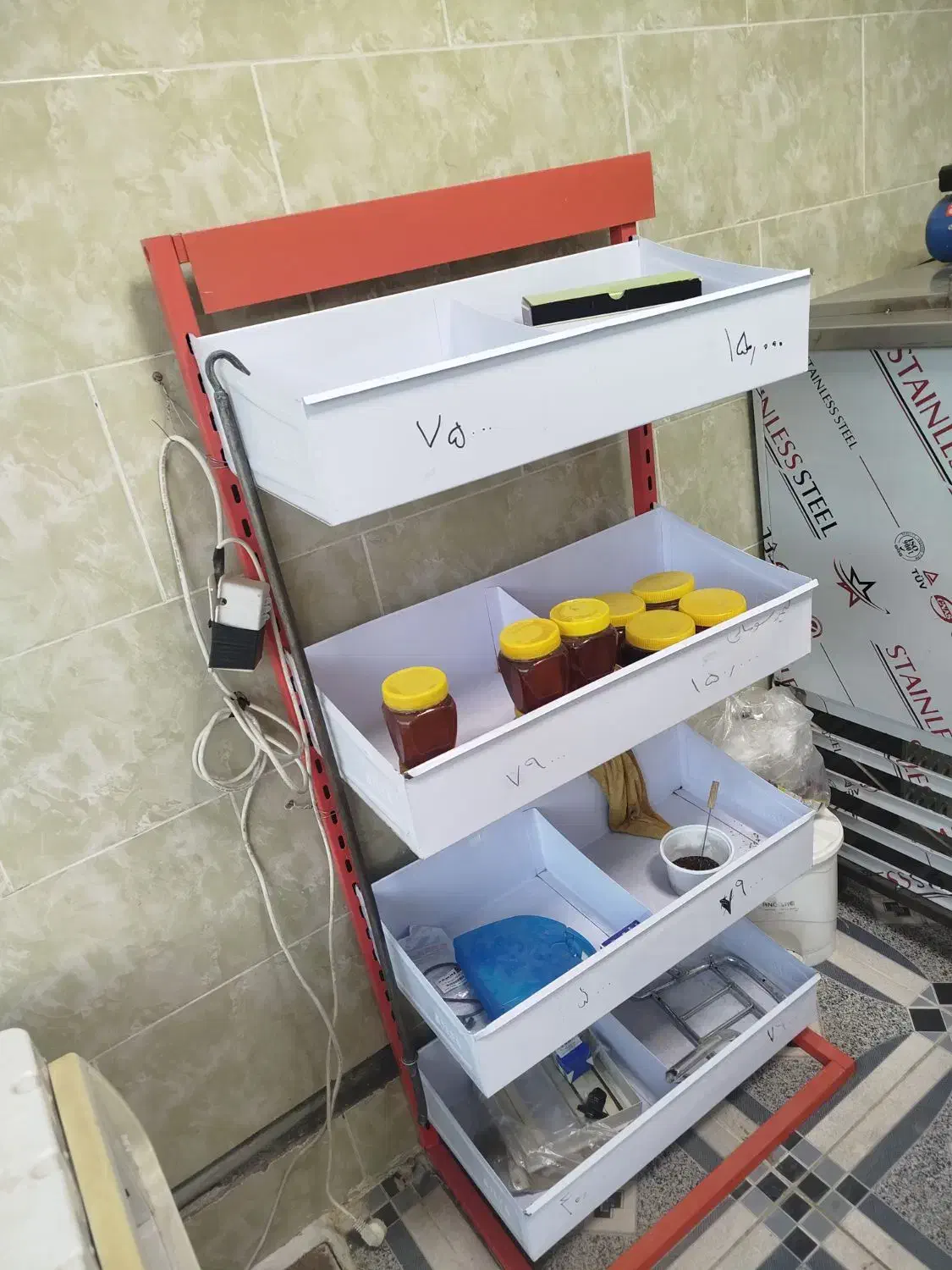 فروش یخچال وشیرسرد کن وترازو بهمراه تاپینگ|فروشگاه و مغازه|همدان, |دیوار