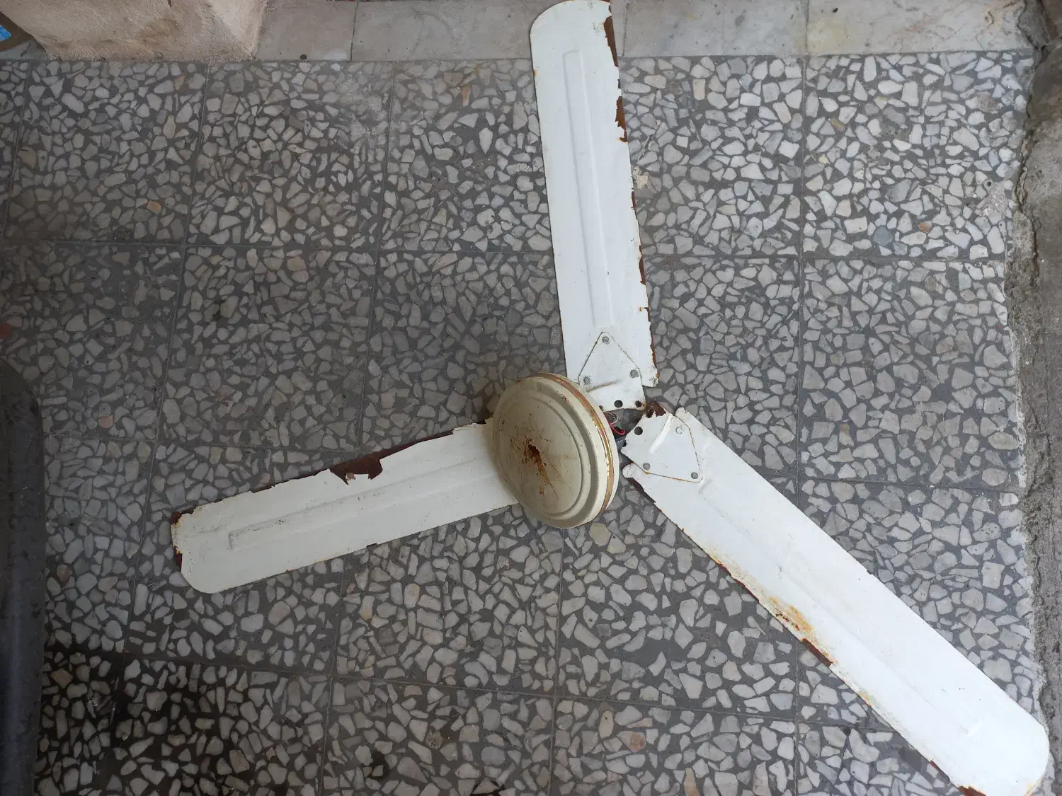 پنکه سقفی|پنکه و تصفیهکنندهٔ هوا|رشت, چمارسرا|دیوار