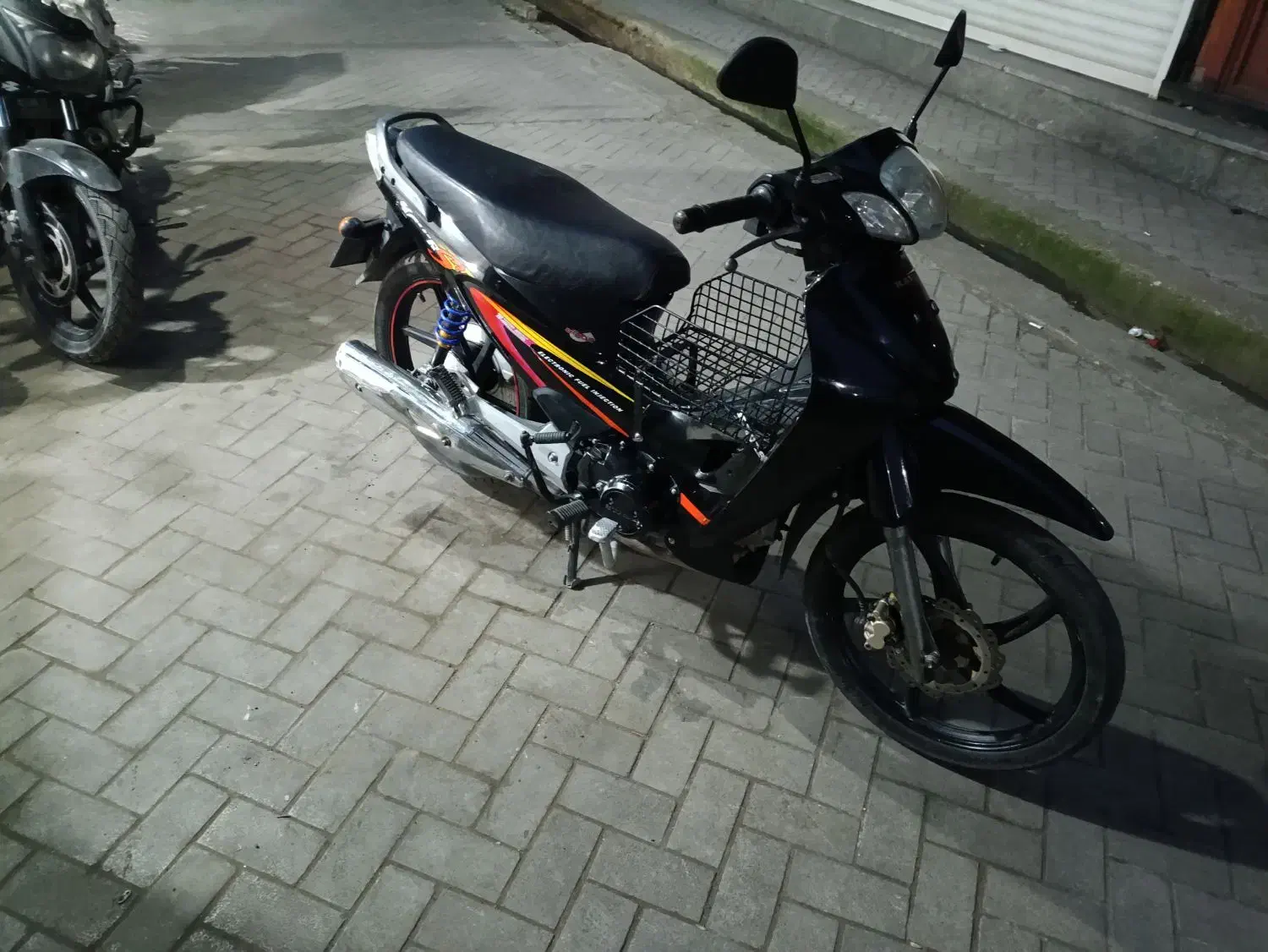 کویررادیسون|موتورسیکلت|آستارا, |دیوار