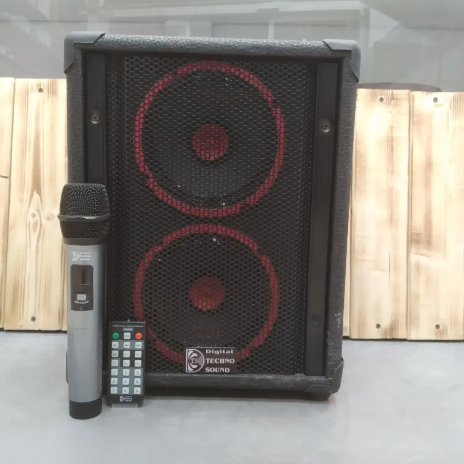 انواع اقسام باند های همراه و اکو همراه|پخشکننده همراه|قم, چهل درخت|دیوار