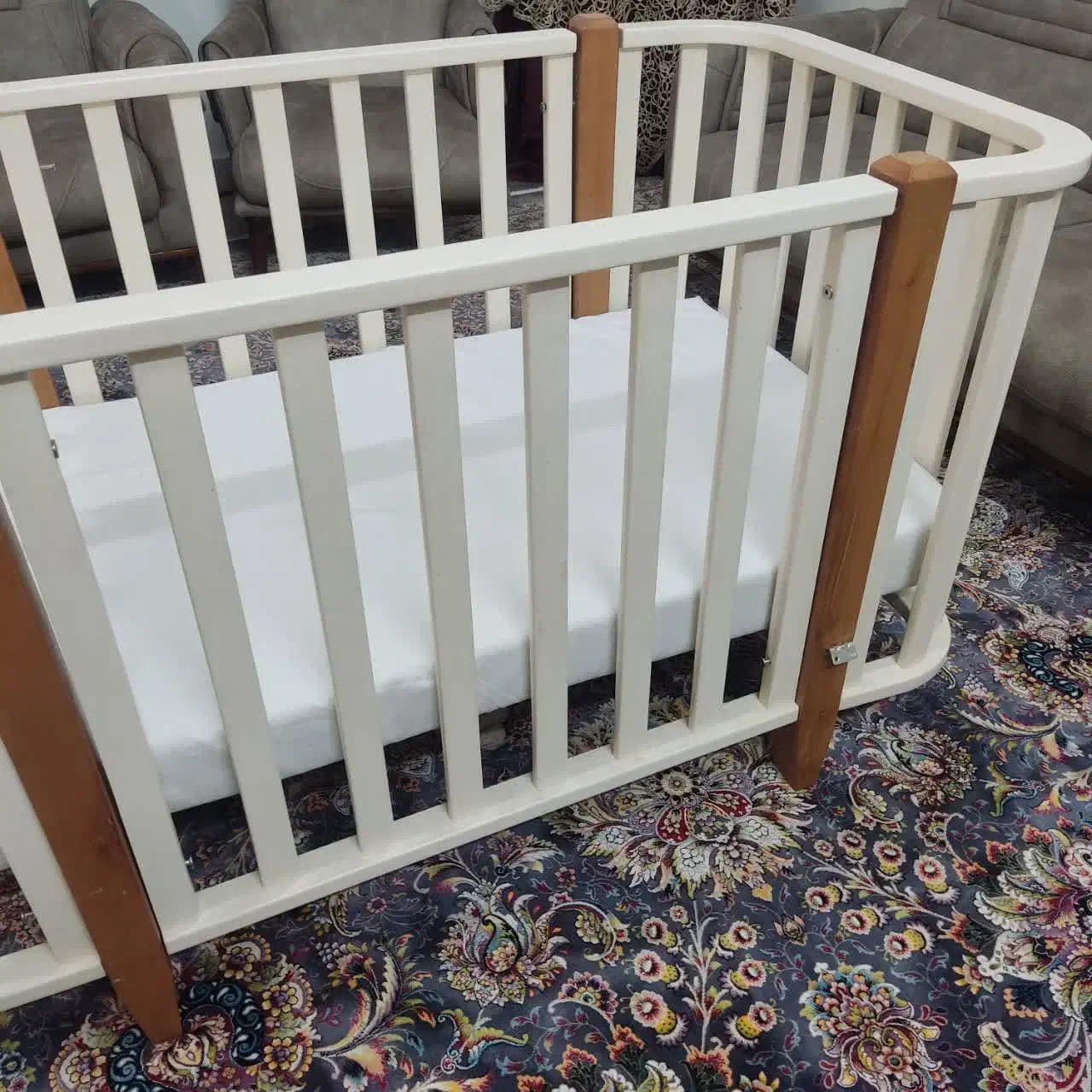 تخت بچه|تخت و صندلی بچه|قم, طلاب غیر ایرانی|دیوار