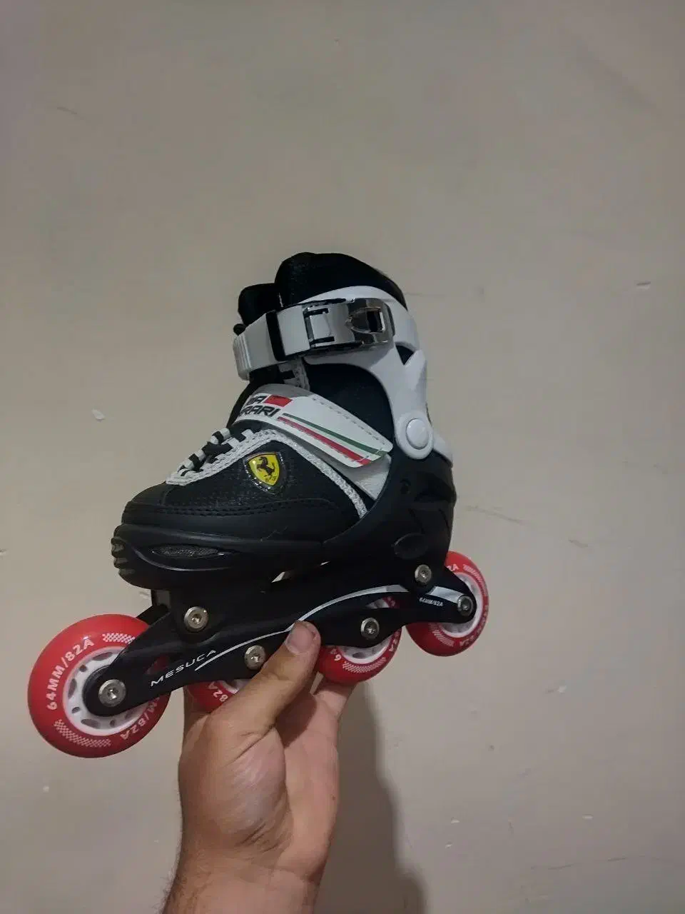 اسکیت کفشی مدل فراری با تمام لوازم محافظتی|دوچرخه، اسکیت، اسکوتر|نیشابور, شهرک رسولی|دیوار