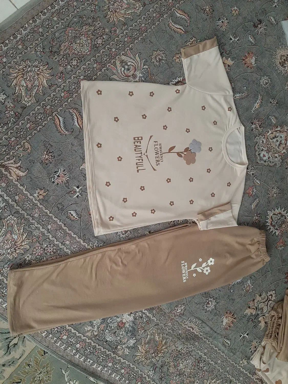 لباس نو|لباس|مشهد, طبرسی شمالی|دیوار