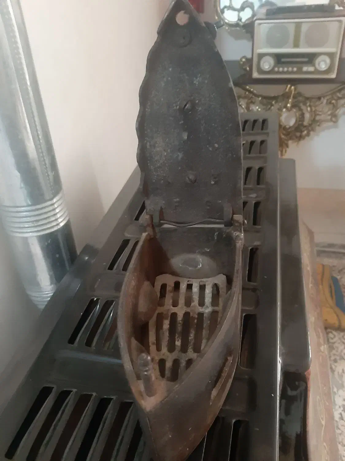 اتو ذغالی بسیار قدیمی|کلکسیون اشیاء عتیقه|ملارد, |دیوار