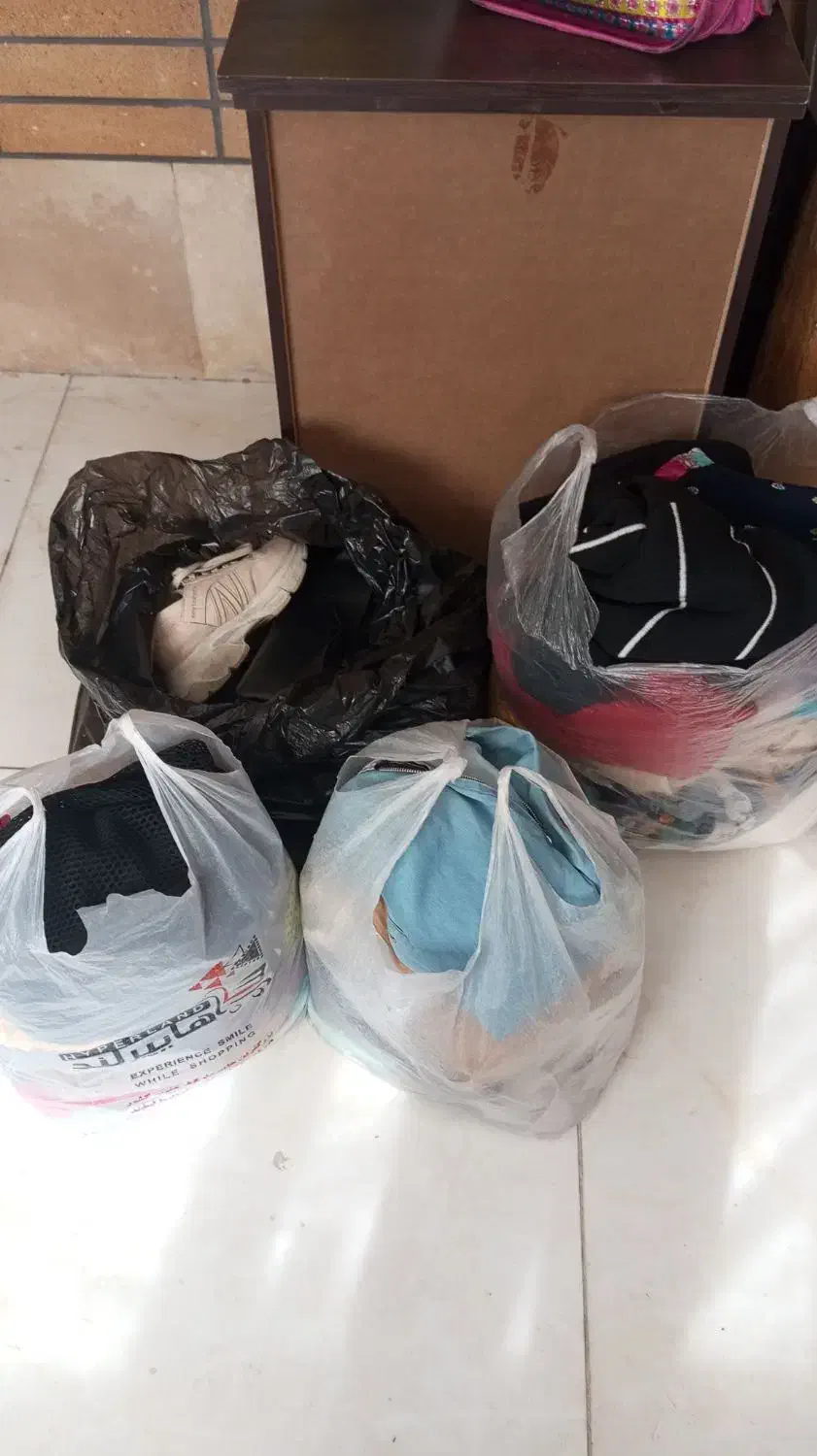 مقدار زیادی لباس و کفش|لباس|اصفهان, پروین|دیوار