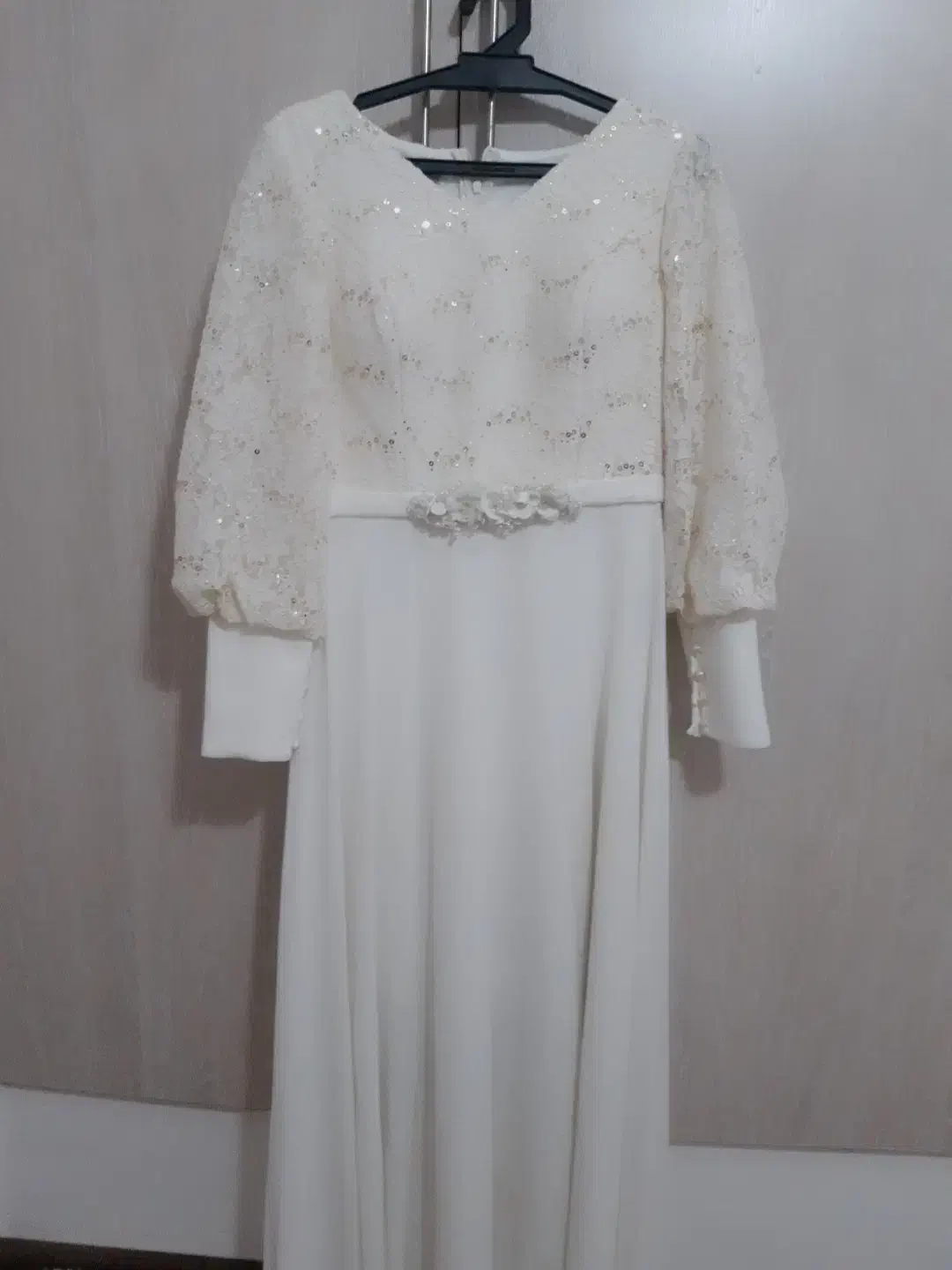 لباس عقد|لباس|صدرا-فارس, فاز ۱|دیوار