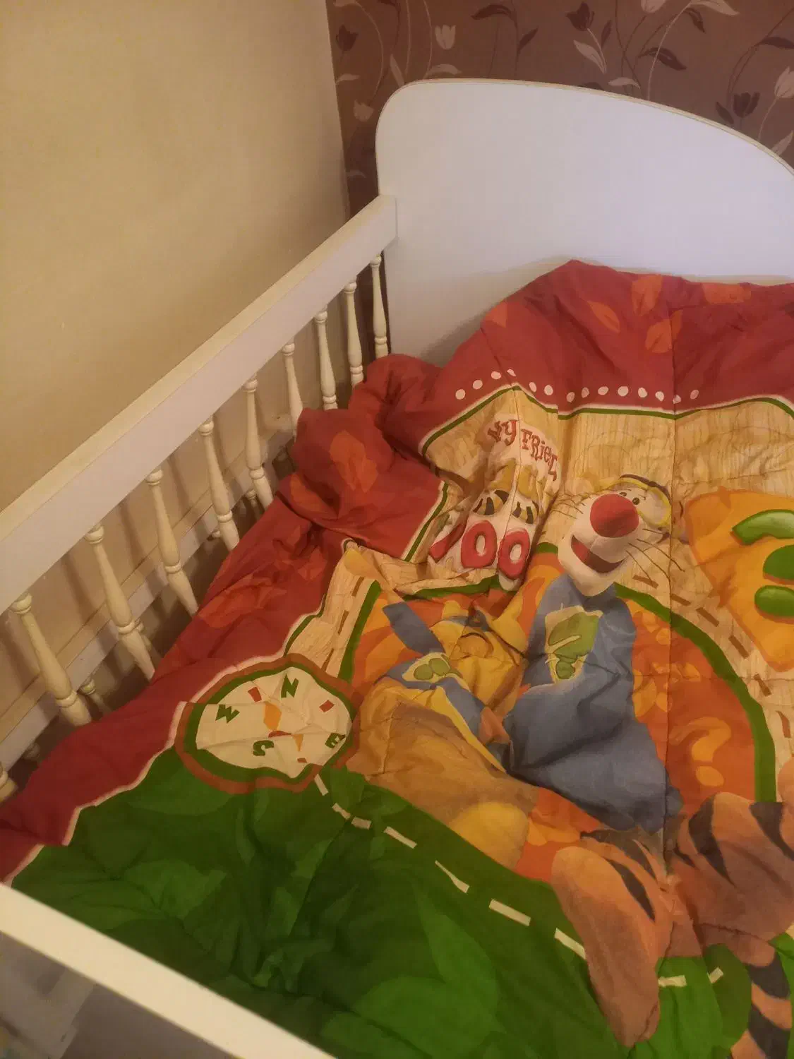 تخت بچه با کمد دو کشو و صندلی اصلی دلیجان|تخت و صندلی بچه|کرمانشاه, |دیوار