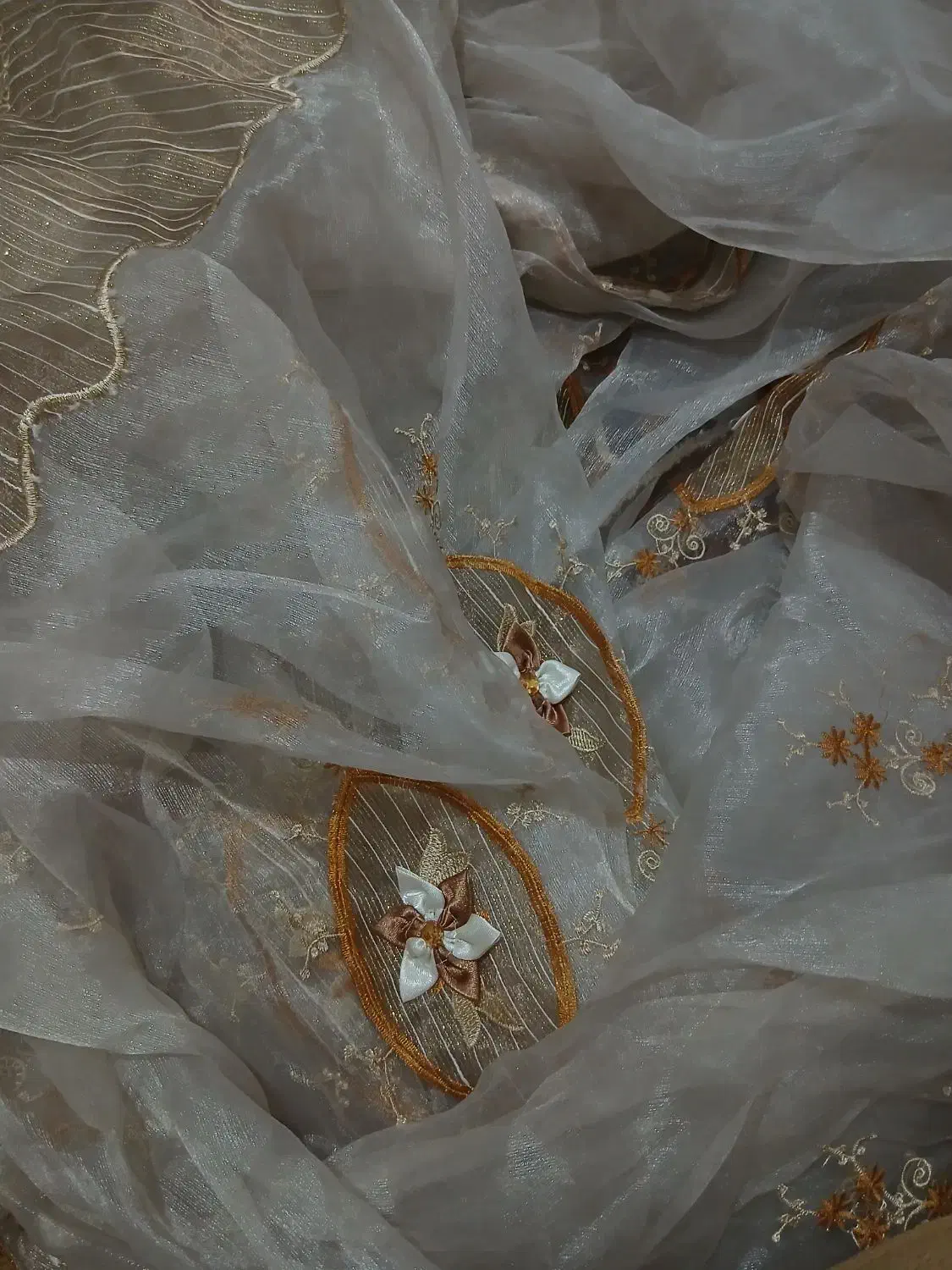 پرده خامه دوزی اورگانزا طرح دار کرم قهوه ای|پرده، رانر، رومیزی|فولادشهر, B2|دیوار