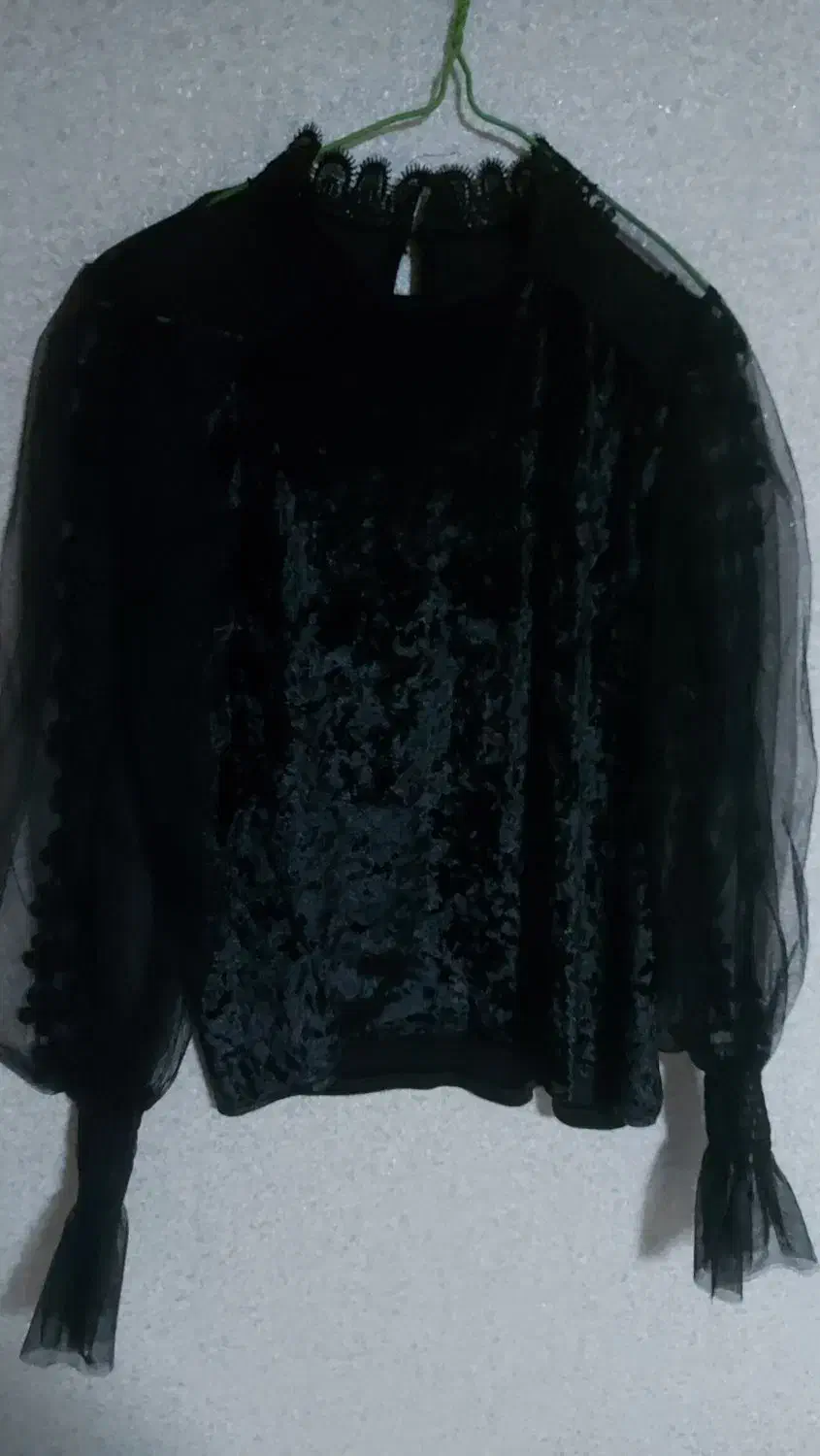 تعدادی شومیز مجلسی و بافت زنانه نو|لباس|شیراز, قلعه شاهزاده بیگم|دیوار