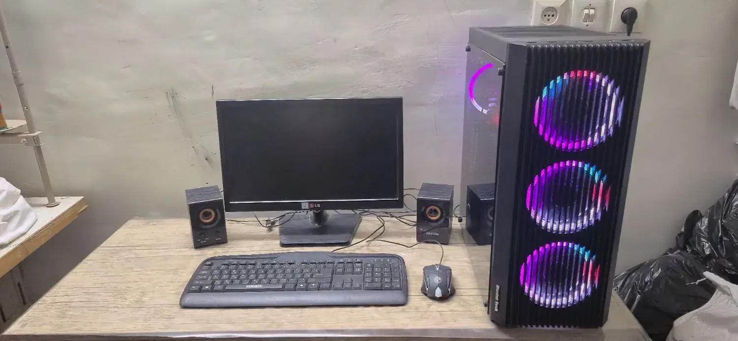 کامپیوتر با لوازم کامل و میز ( سیستم گیم )|رایانه رومیزی|نجفآباد, دلگشا|دیوار