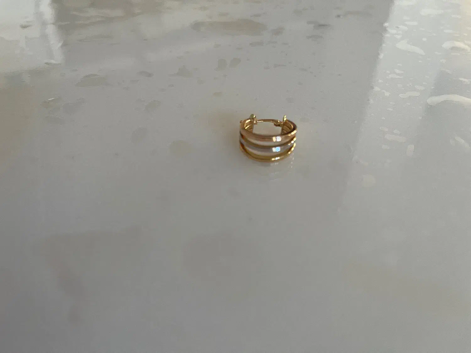 گوشواره گم شده|اشیا|کیش, |دیوار