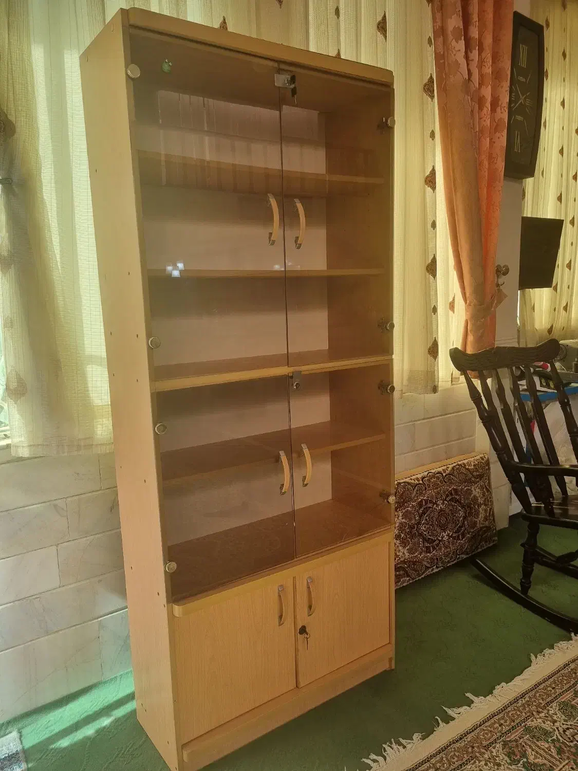 دوتا کتابخانه بزرگ‌ چوبی در شیشه ای|کتابخانه، شلف، قفسه‌های دیواری|قم, هنرستان|دیوار