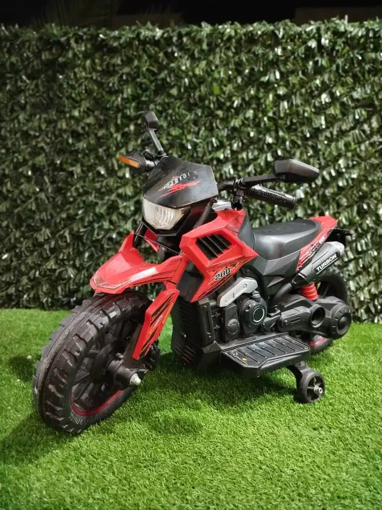 موتور شارژی دو موتوره کوچیک درحد نو|اسباب‌بازی بچه|شیراز, شهرک والفجر|دیوار