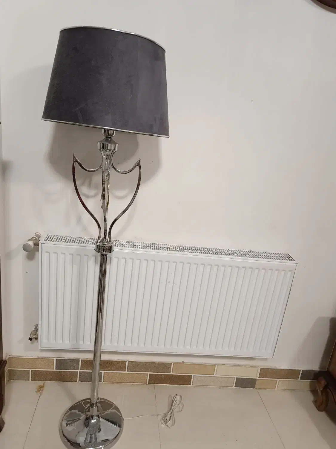 آباژور کنار سالنی|چراغ خواب و آباژور|شاهین دژ, |دیوار