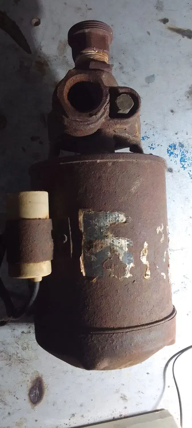 پمپ اب قدیمی تمام مس سالم|مصالح و تجهیزات ساختمان|بکتاش, |دیوار