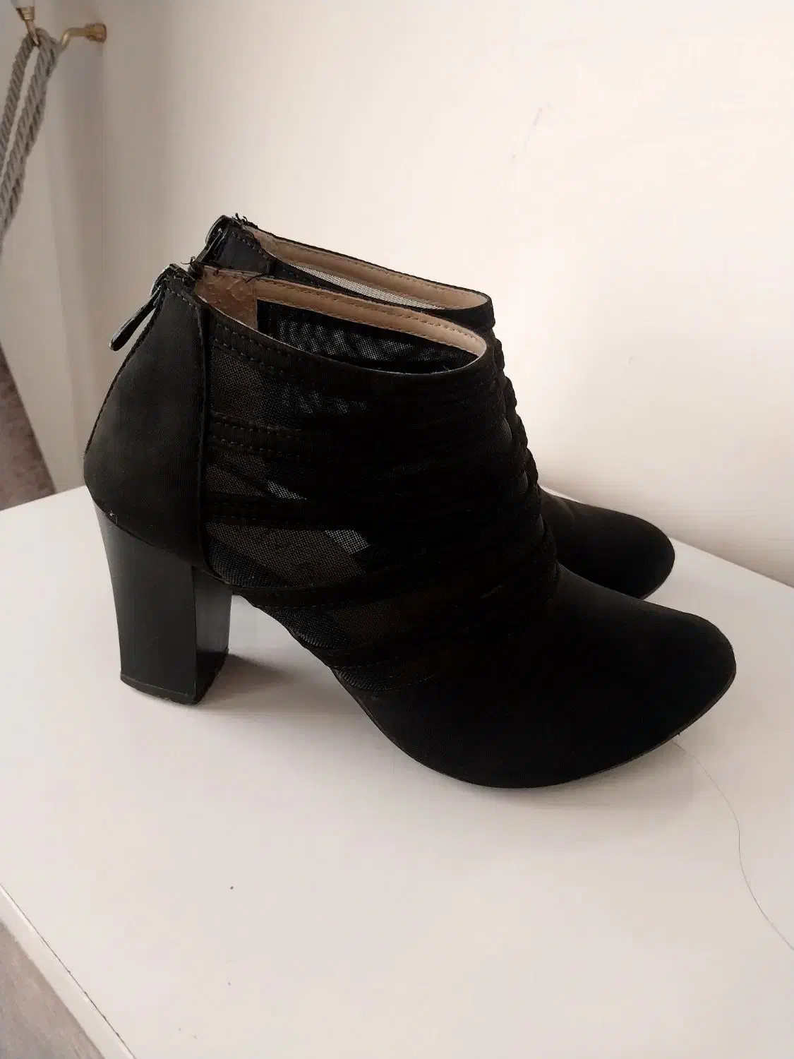 کفش مجلسی|کیف، کفش، کمربند|تربتحیدریه, منظر|دیوار