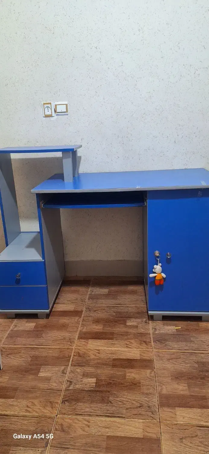 میز کامپیوتر و تحریر|میز تحریر و کامپیوتر|شاهین‌شهر, نظامی|دیوار