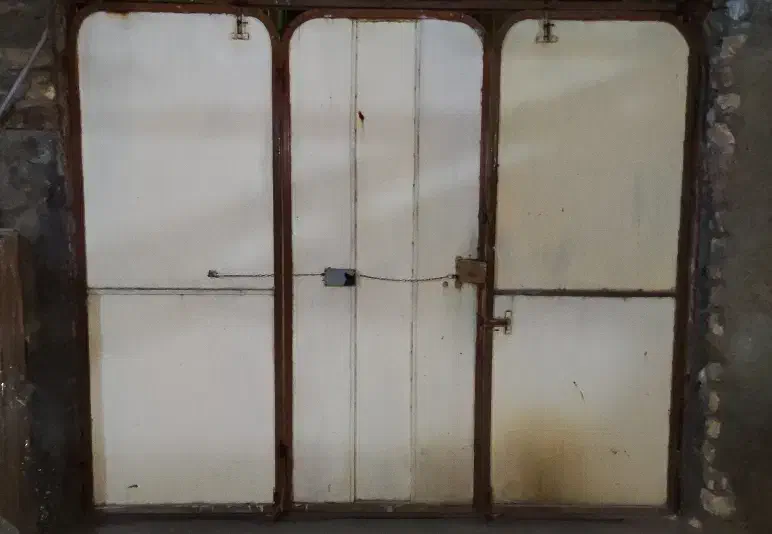 درب آهنی ماشین رو|مصالح و تجهیزات ساختمان|صحنه, |دیوار