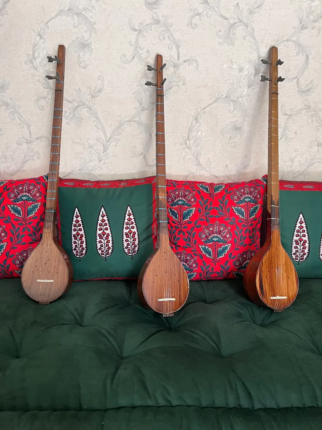 سه تار دستساز|سازهای سنتی|نظرآباد, نظرآباد|دیوار