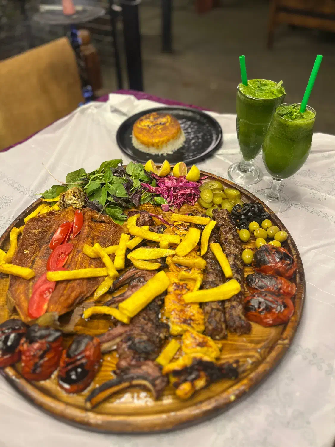 برای کبابسرا  کباب زن و کمک اشپز نیازمندیم|استخدام خدمات فروشگاه و رستوران|تهران, وحیدیه|دیوار