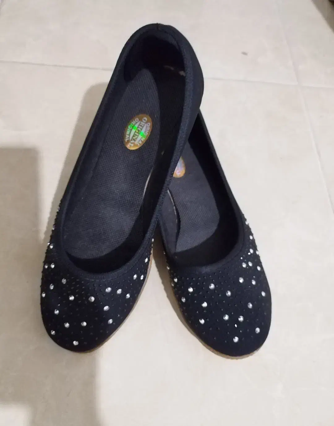 کفش نو|کیف، کفش، کمربند|قم, سنگ بند|دیوار