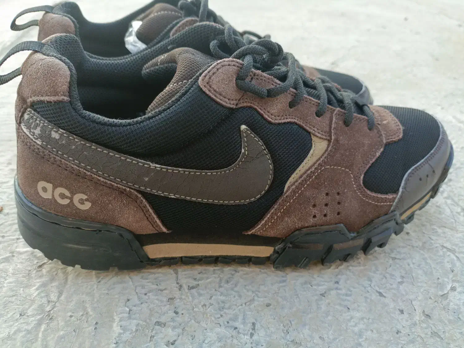 کفش|کیف، کفش، کمربند|رباط‌کریم, کیکاور|دیوار