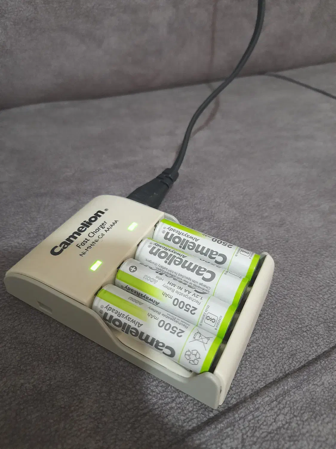 شارژر باتری camelion و ۴ عدد باتری ۲۵۰۰|لوازم جانبی موبایل و تبلت|گرگان, |دیوار