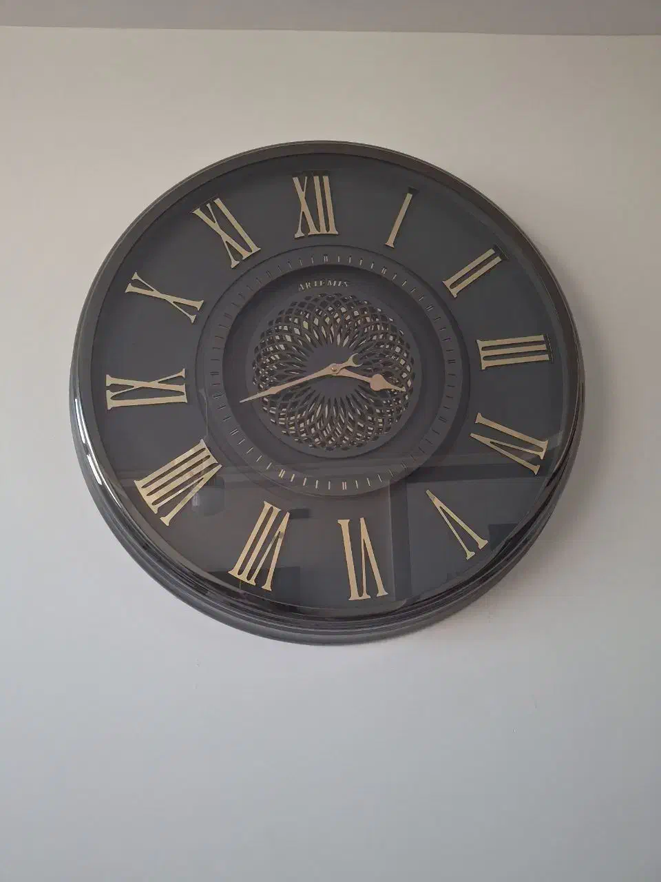 ساعت دیواری کاملا سالم.کم کار|ساعت دیواری و تزئینی|برخوار, |دیوار