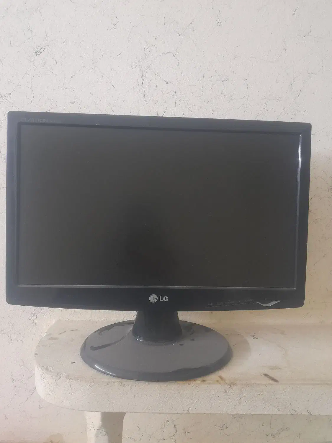 مانیتور ۲۰ اینچ ال جی ...تمیز و سالم|قطعات و لوازم جانبی رایانه|شیراز, تحویلی|دیوار